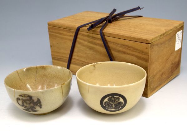 【★安心の定価販売★】 錦光山「五徳葵 替紋 茶碗 一双」 茶道具 抹茶碗 京粟田焼 加須屋武義旧蔵・鳥取藩主池田公よりの拝領品 金継 箱入 y91611697 茶碗