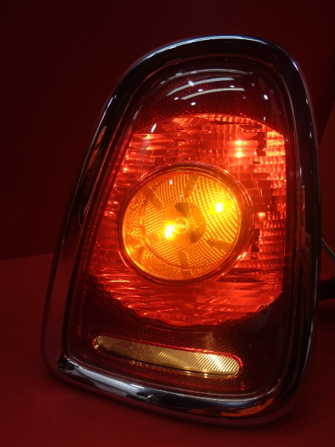 [Rmdup32638] BMW ミニ R56 LCI クーパーS 純正 テール 左右セット 適合確認可 (SV16/SU16/テールランプ/テールレンズ/ライト/クモリ無し)_取り外し後の点灯テスト画像