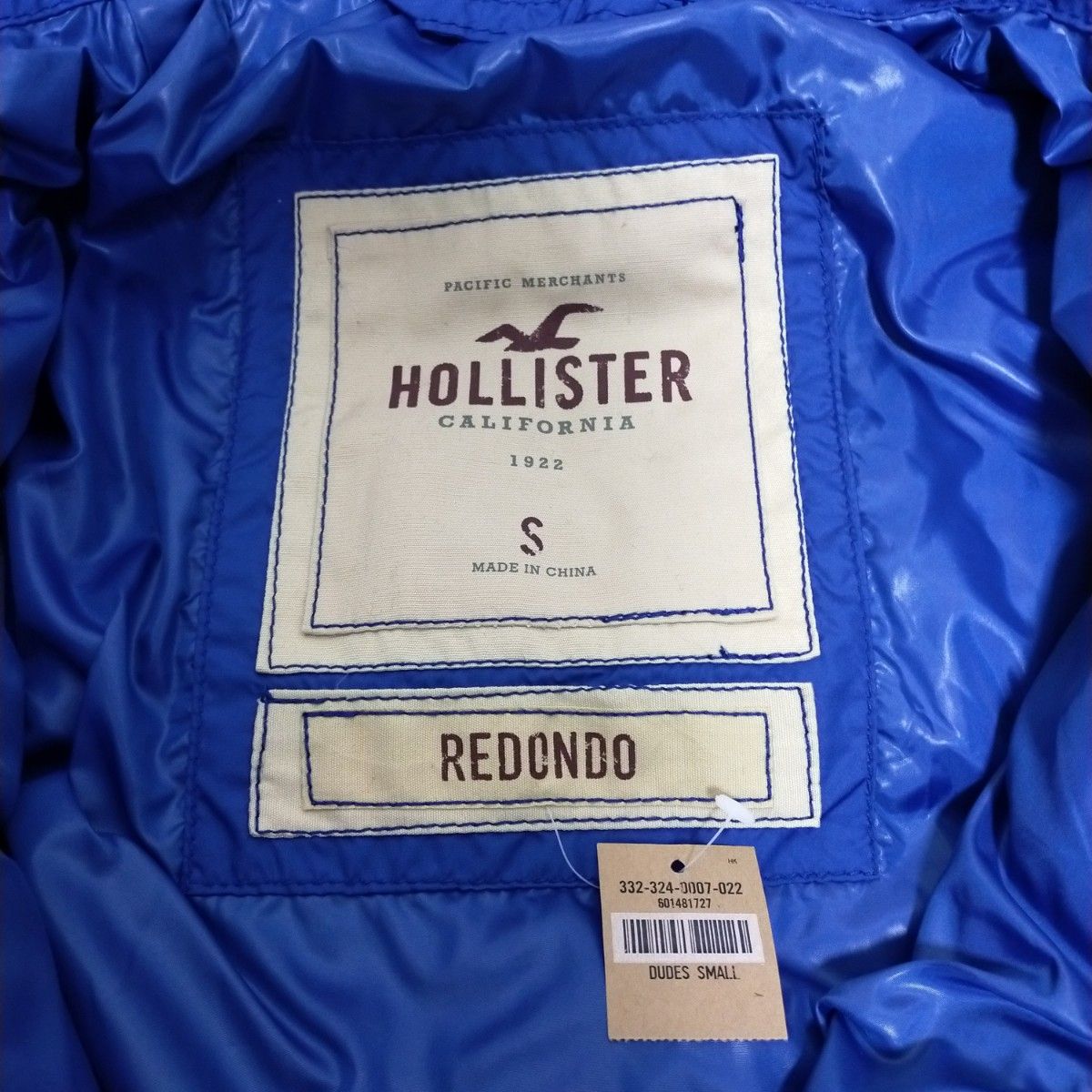 新品未使用タグ付　Hollisterのダウンジャケット　REDCNDO