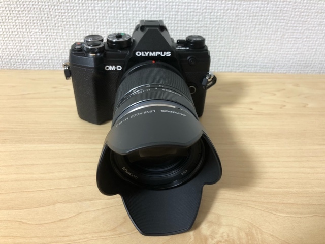 【美品】ショット数935　OLYMPUS OM-D E-M5 Mark III 14-150mm II レンズキット ブラック_画像2