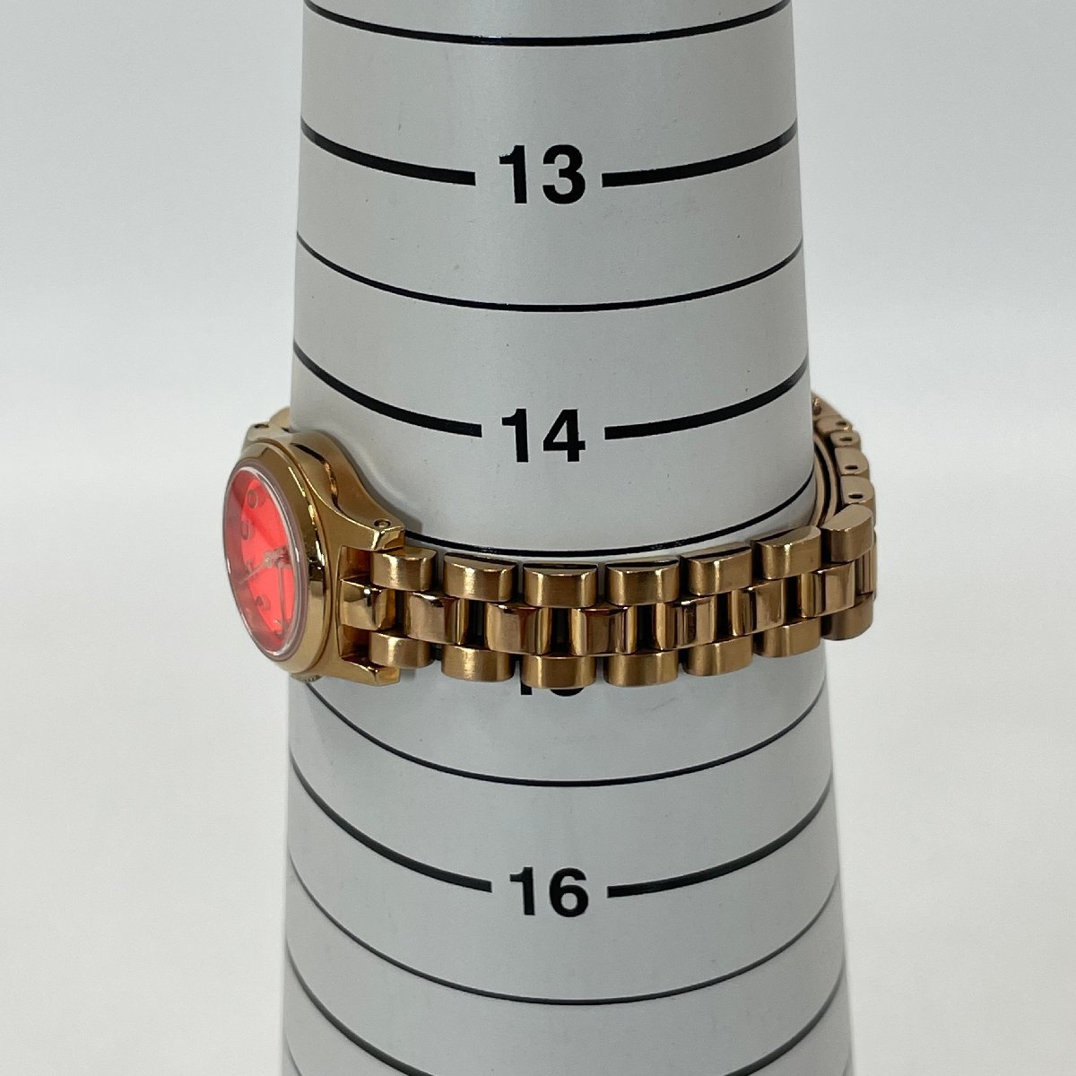 6000-60【 マークバイマークジェイコブス 】 稼動品 良品 QZ 電池式 MBM3311 赤文字盤 ラウンド レディース腕時計の画像10