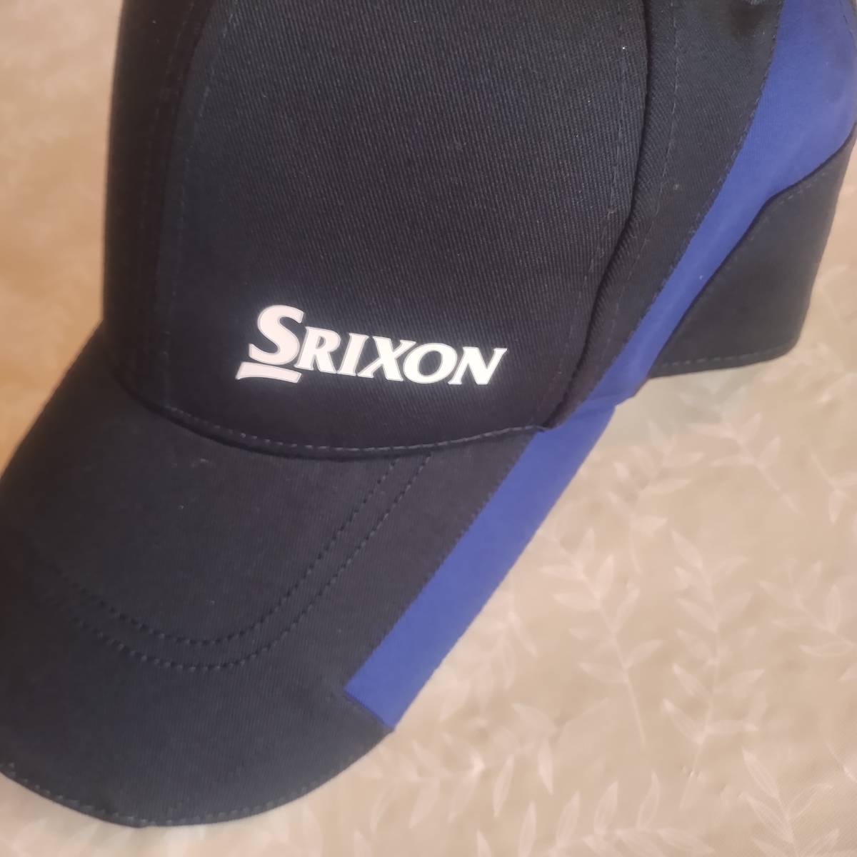 美品！　スリクソン SRIXON by デサント DESCENTE　キャップ　フリー(56～60cm)　やや光沢 ブラック/ブルー　調整ベルト_画像3