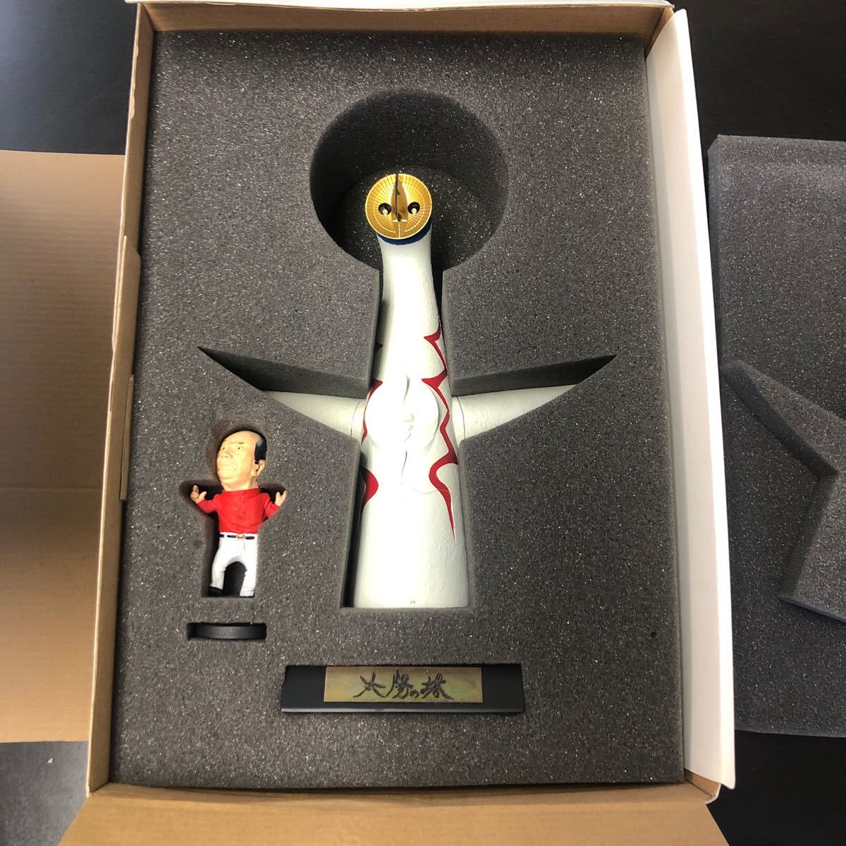 海洋堂 岡本太郎生誕100年記念 「岡本太郎と太陽の塔」 1/350 海洋堂 岡本太郎生誕100年記念 「岡本太郎と太陽の塔」 1/350