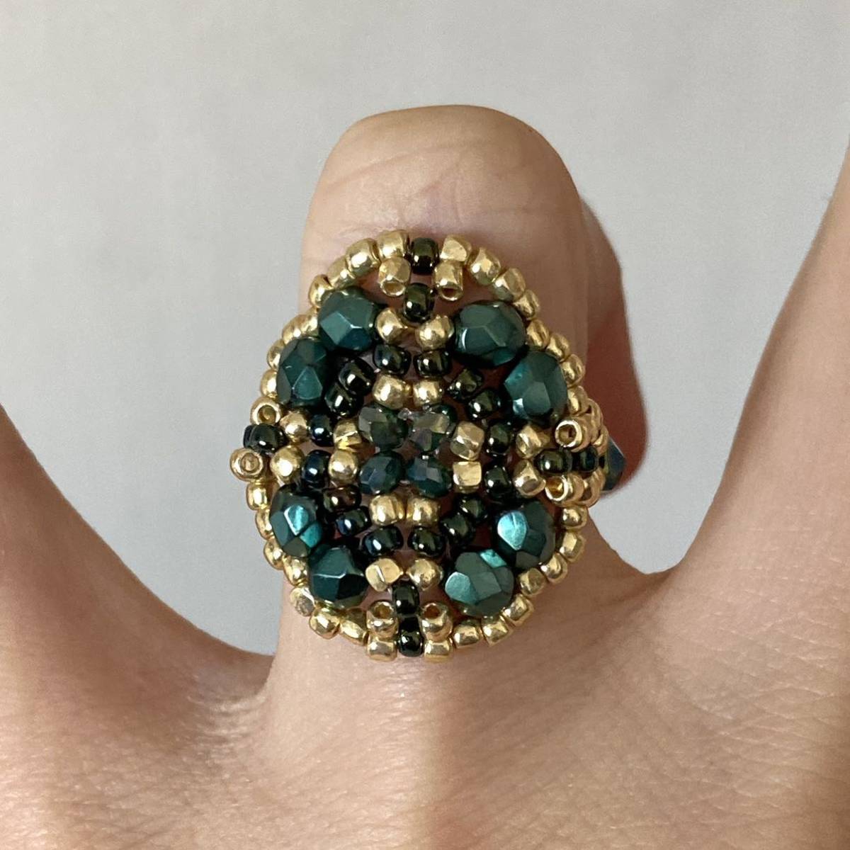 14-16 number beads ring ring metallic green . Gold. round ring 