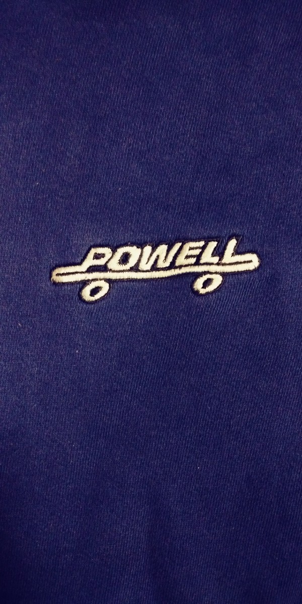 レア！珍しいロゴデザインの90年代USA製ヴィンテージ「POWELL パウエル」のパーカー。センターポケット付き。コピーライト入り。_画像4