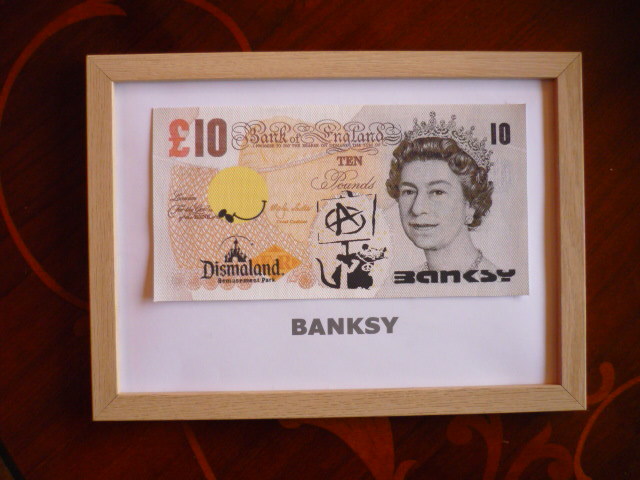 送料無料★バンクシー Banksy １０ポンド★真作保証★キャンバス生地★サインあり★Dismalandディズマランドの入場チケット付属62_額装済み