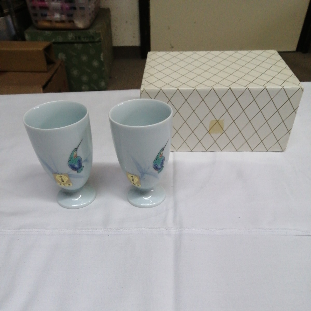 箱入未使用品 伊万里焼 手がき カワセミ 鳥 かわせみ ワイングラス 夫婦 ペア (約口径5.8×高9.8cm) 陶磁器 酒器 の画像1