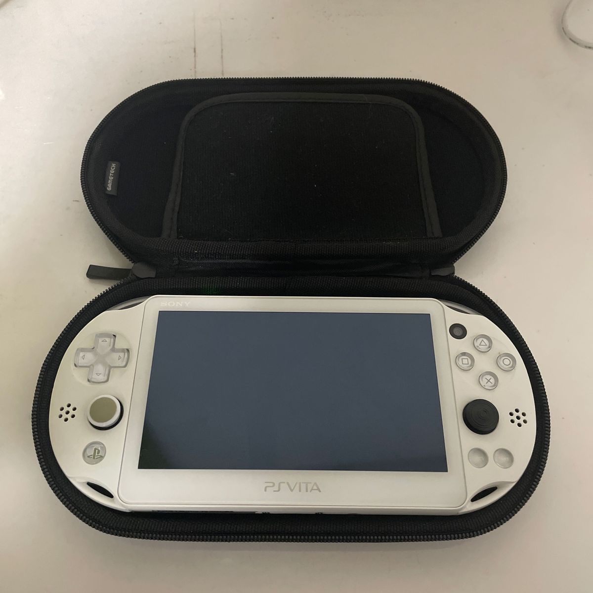 PlayStation Vita PSVITA PCH-2000 本体 ソフト ケース付き PlayStation Vita PSVITA PCH-2000 本体 ソフト ケース付き