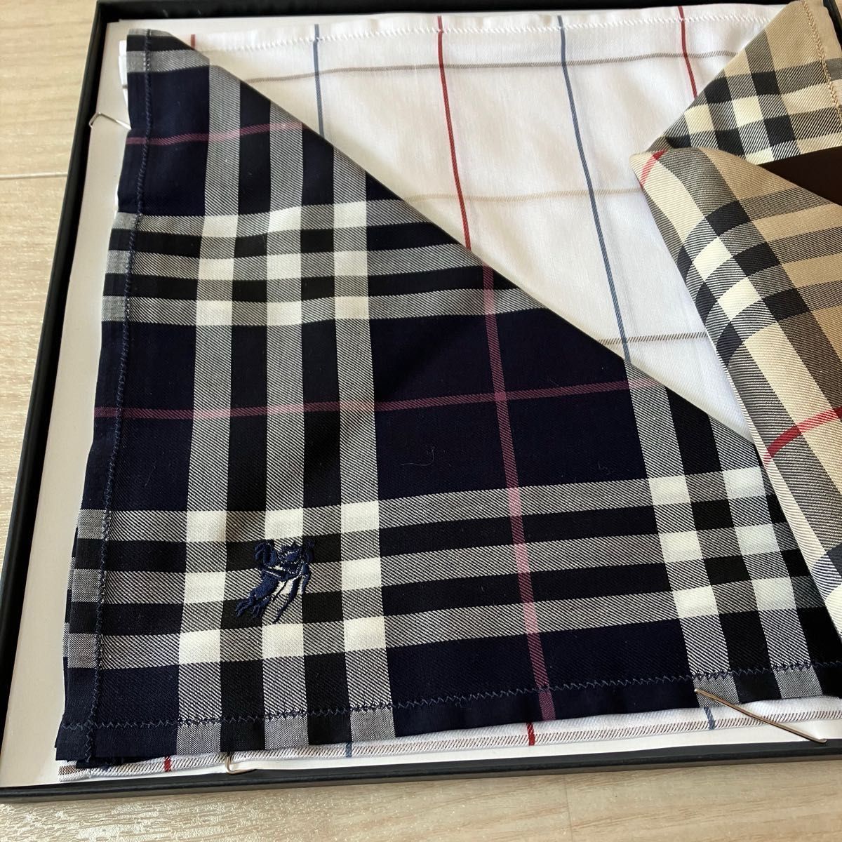 新品　BURBERRY バーバリー メンズハンカチ　男性　 箱入りハンカチ 3枚入りセット