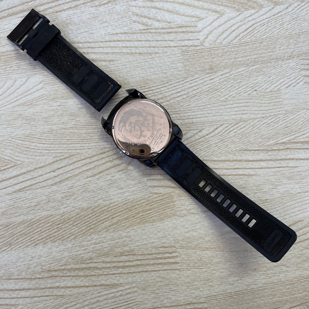DIESEL ディーゼル 腕時計 ジャンク品 DZ-1262 111011X クォーツ メンズの画像2