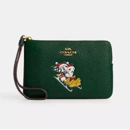 送料込●新品●25300円 COACH X ディズニー100周年コラボ ストラップ付きポーチ グリーンB 小物入 コーナーZIP ミッキー&ミニーそり 2023年