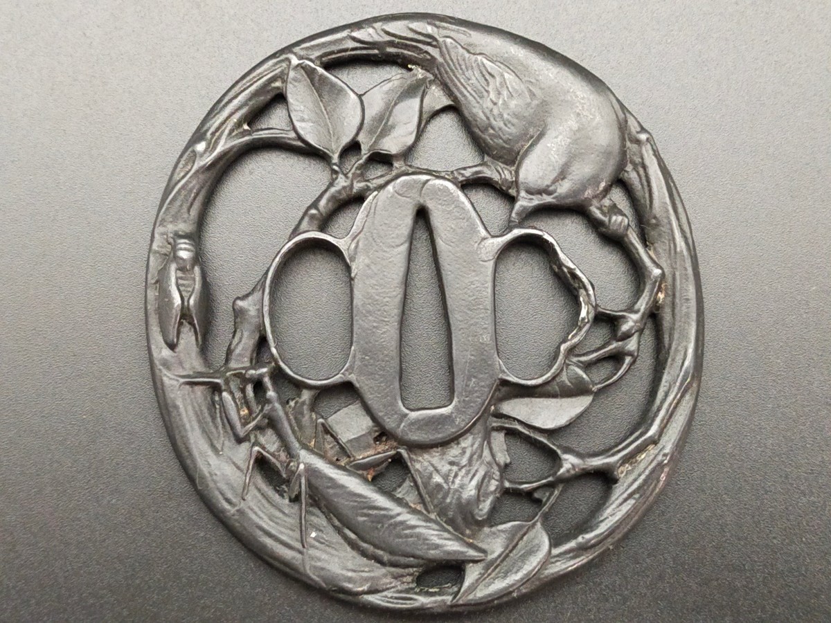 AFT28 刀鍔 蝉とカマキリと鶸の図 鋼製 透かし 日本刀装具 鍔 厚 AFT28 刀鍔 蝉とカマキリと鶸の図 鋼製 透かし 日本刀装具 鍔 厚