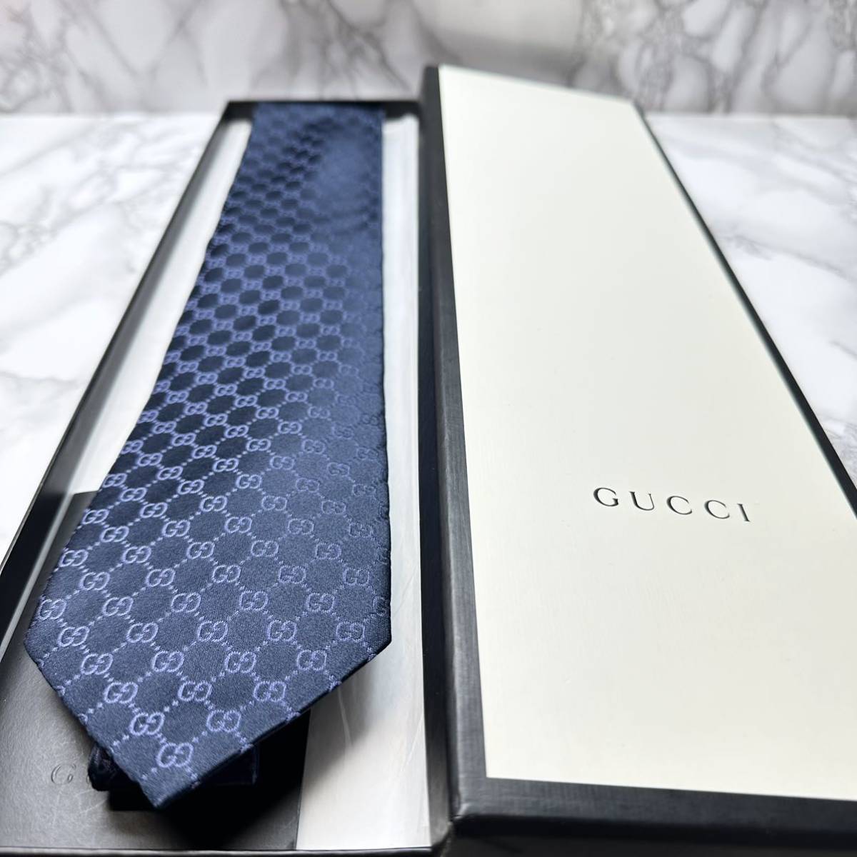 極美品 現行タグ 定番 GUCCI ネクタイ シルク100% GG柄 ベルト ソーホー シマ レギュラータイ ブランドロゴ 刺繍 ネイビー 送料無料_画像2