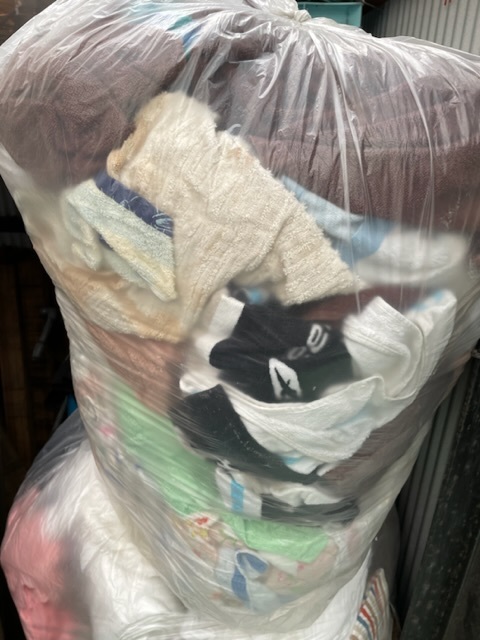 ウエス　油取り　拭き掃除　工場　整備士　超大型袋　2個とゴミ袋1個の　３個セット　タオル系　シャツ系　姫路市から引き取り可！_画像3