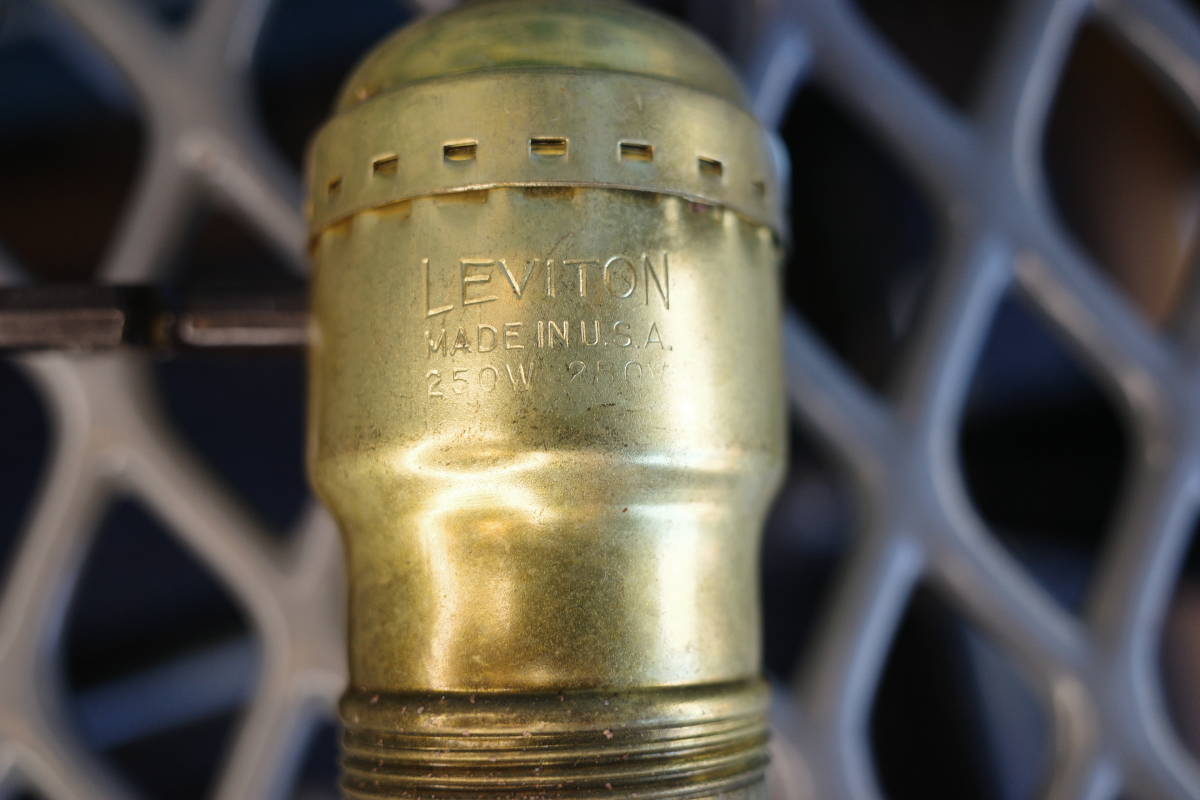 ビンテージ　５０’s LEVITON ソケット　真鍮　E26　電球ソケット　照明　アメリカ製　インテリア　アメリカンハウス　DIY ガレージ_画像3