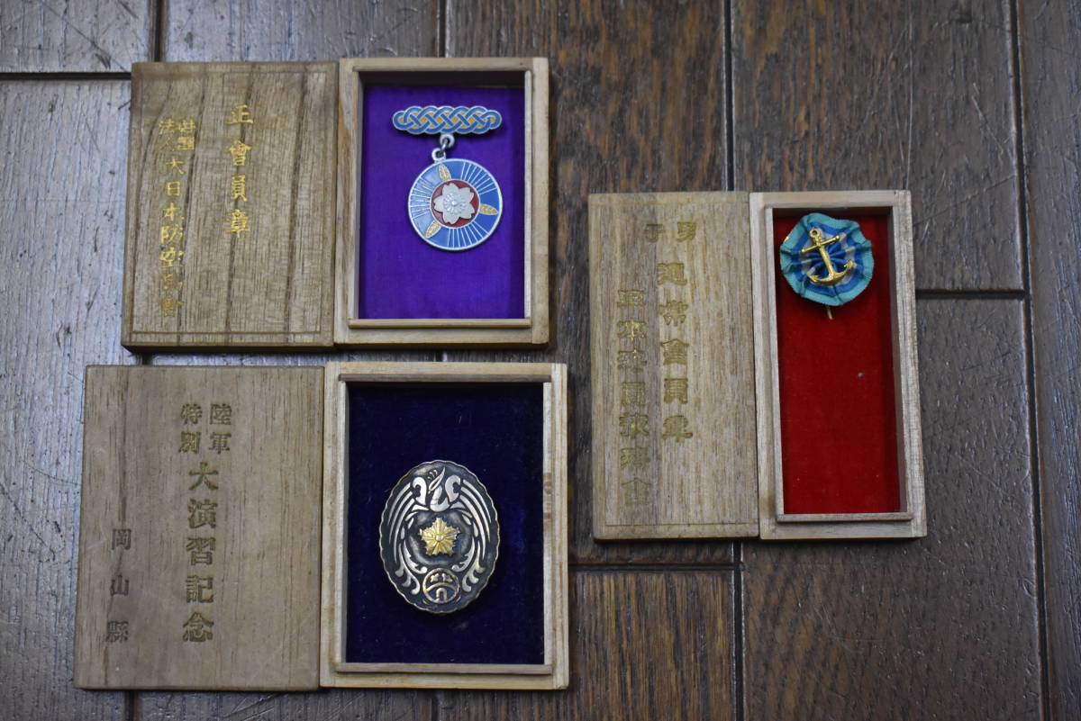 うぶ品　日本軍　勲章いろいろまとめて　共箱　徽章　軍装品　軍隊物_画像2