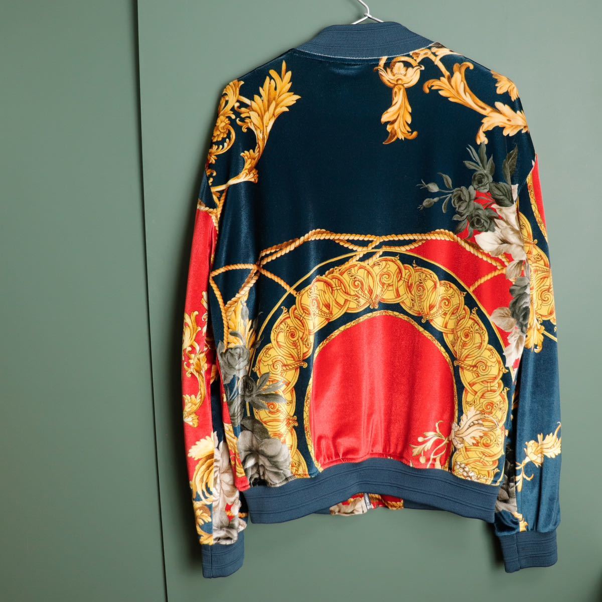 極美品】ZARA ベロア ベルベット 薔薇 ゴールド ブルゾン L相当 極美品】ZARA ベロア ベルベット 薔薇 ゴールド ブルゾン L相当