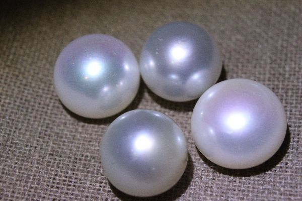 真珠 ４個★７．６g★片穴★ホワイト系１０～１２ｍｍ_画像3