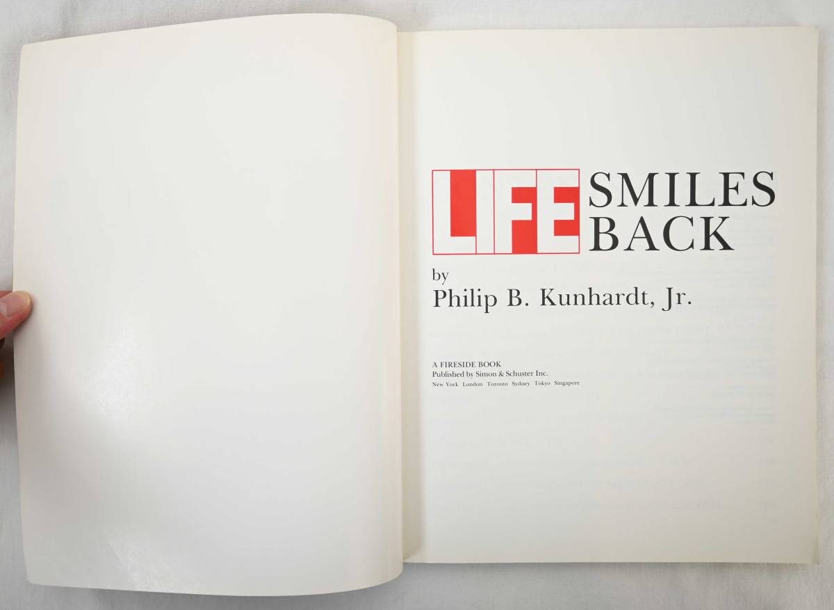  быстрое решение / б/у книга@[LIFE SMILES BACK] Philip B. Kunhardt, Jr/Touchstone Reprint версия /1988 год / бумага задний / graph журнал / фотоальбом (nk-2311-29)