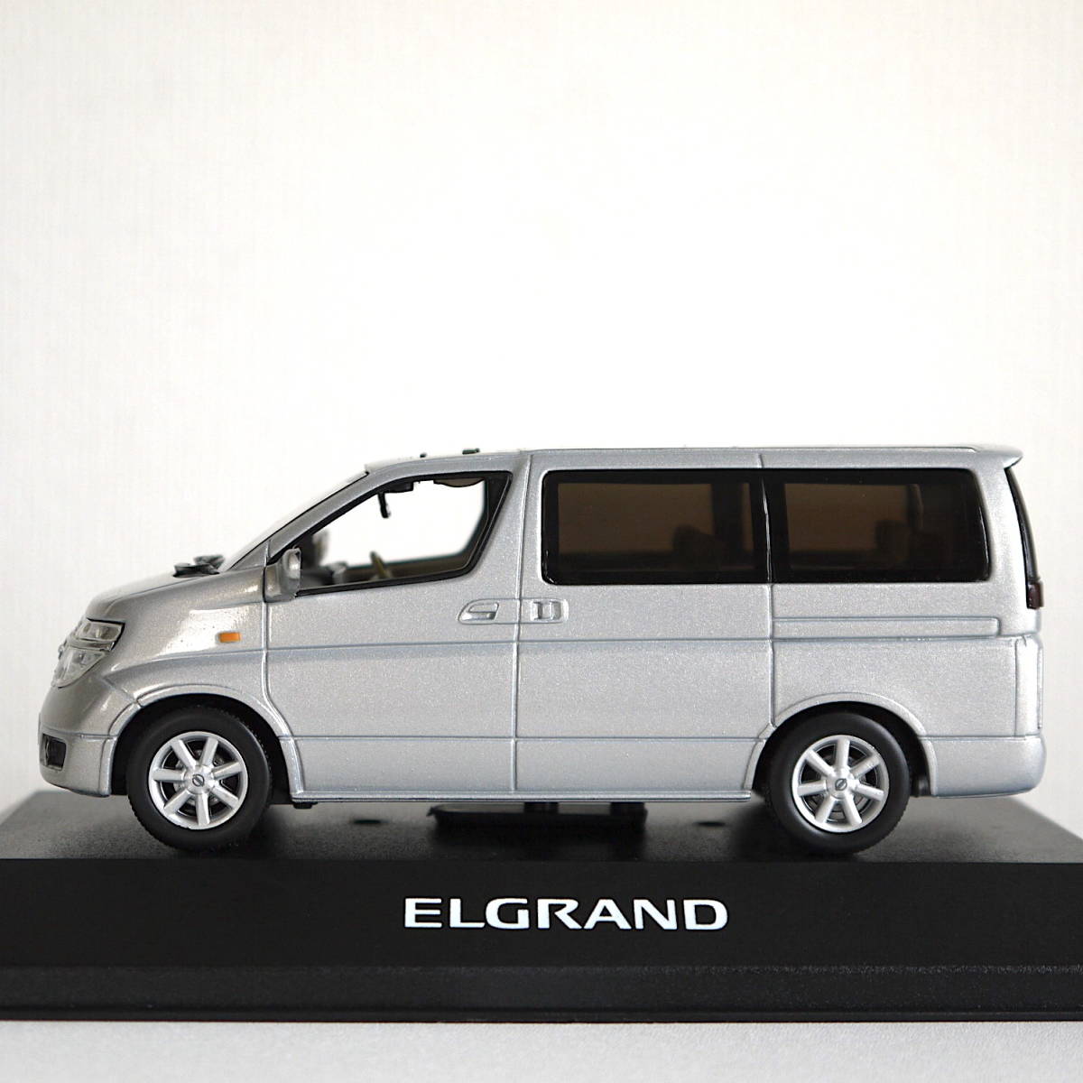 NISSAN ELGRAND　日産 エルグランド　ミニカー　ニッサン・ディラー成約記念品〈 1/43　全長110mm 〉シルバー　新品・自宅保管品_画像2