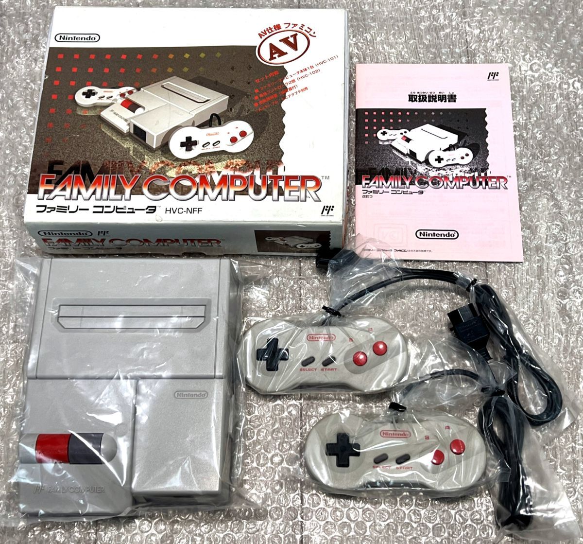 美品・箱説付属・動作確認済み〉FC AV仕様 ファミリーコンピュータ