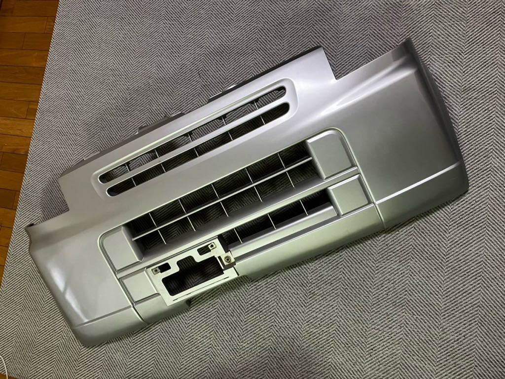 DA64v エブリィ フロントバンパー シルバー Z2S 中古 取り付け部破損なし 引き取り限定_画像1