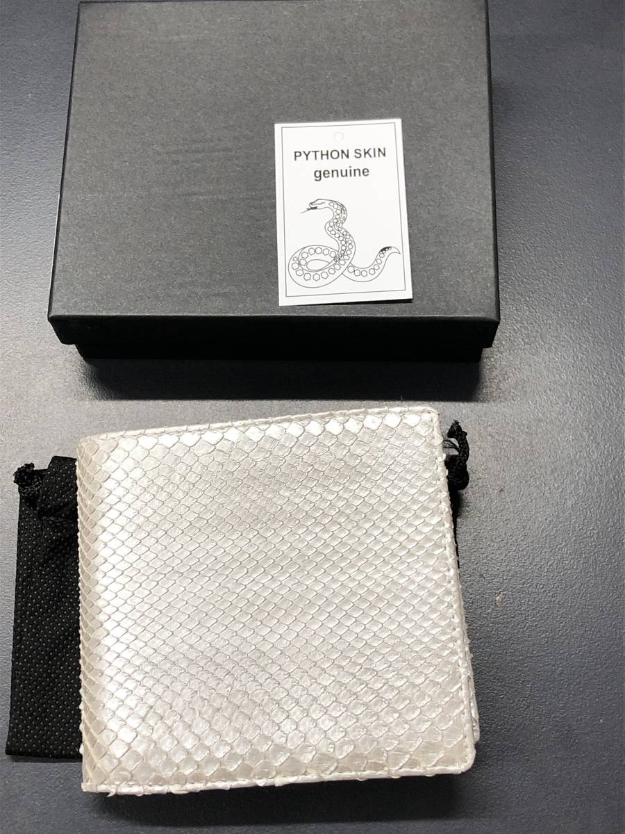 HB8823　二つ折り財布 　財布　レザー パイソン　ヘビ革　シルバー　　専用袋　箱付き 未使用品_画像1