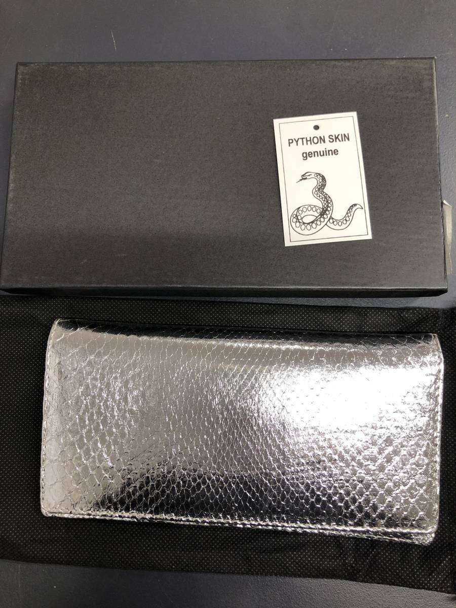 HB9141　　長財布 かぶせ　財布　レザー パイソン　シルバー　ヘビ革　専用袋　箱付き 未使用品_画像1