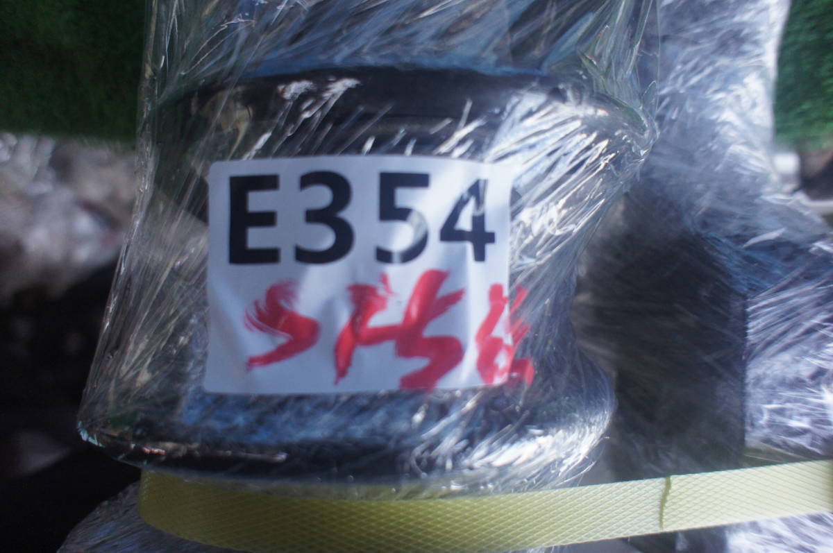 E354　SF5 フォレスター リア ストラット サスペンション ショック 左右 _画像7