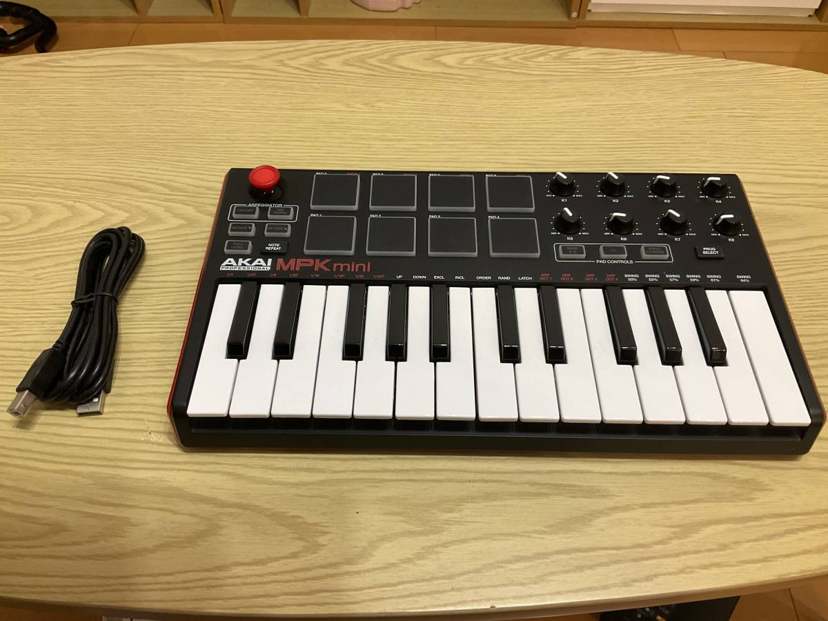 中古　Akai Professional USB MIDIキーボードコントローラー 8パッド MPK mini MK2　箱無し　_画像1