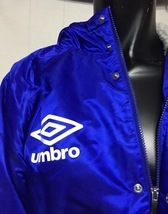 新品 UMBRO アンブロ 定価2万　暖かいベンチコート 中綿ダウン 裏ボア 防寒 タグなし UAA1510　今年の冬は激寒 ブルー M-Lサイズ A09-01 _画像3