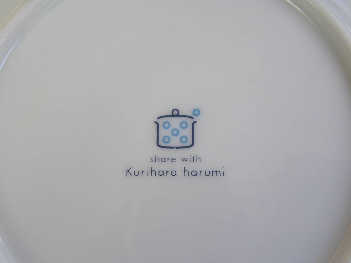 栗原 はるみ/kurihara harumi/未使用 白 皿 直径25cm アミトレー付きぶどう柄おもてなしプレート/柄違いお皿4枚（中古）直径16cm/タオル2枚_全てのお皿の裏側にこちらのマークあり。