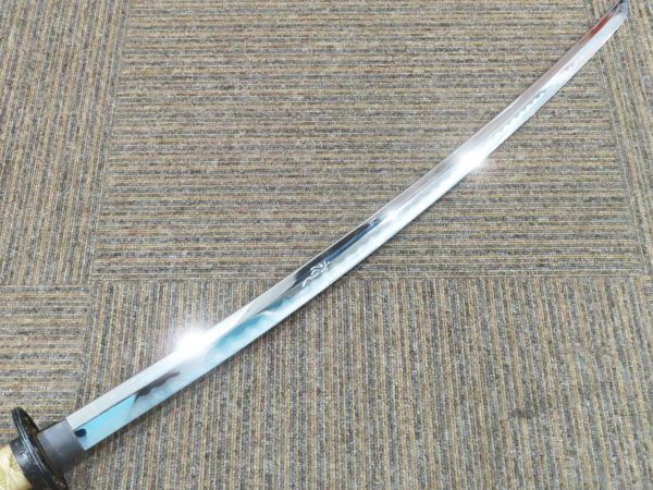 a594●模造刀 全長 約 104cm 総重量 約1195.2g 鍔 目貫 龍 竜 金塗装 刀身彫刻 黒 模擬刀 居合刀 刀装具 武具 日本刀 刀剣 コレクション●_画像5