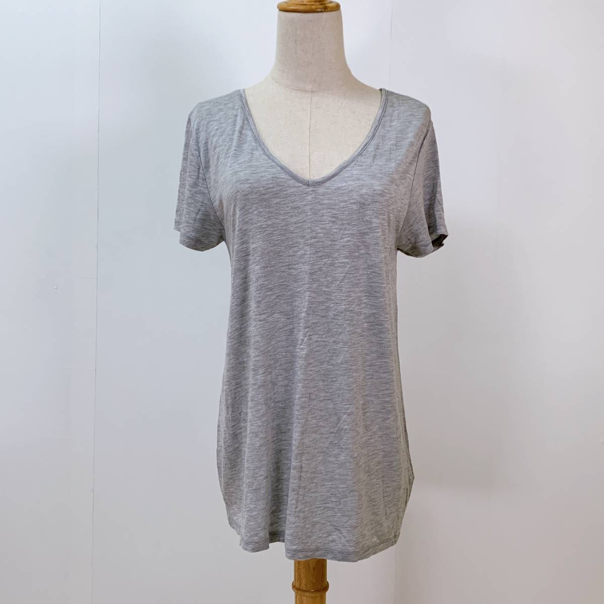 S1162 ★美品★ ZARA ザラ レディース Tシャツ 半袖 人気 S グレー（灰）無地 万能 シンプルデイリーカジュアル Vネック ポルトガル製_画像1