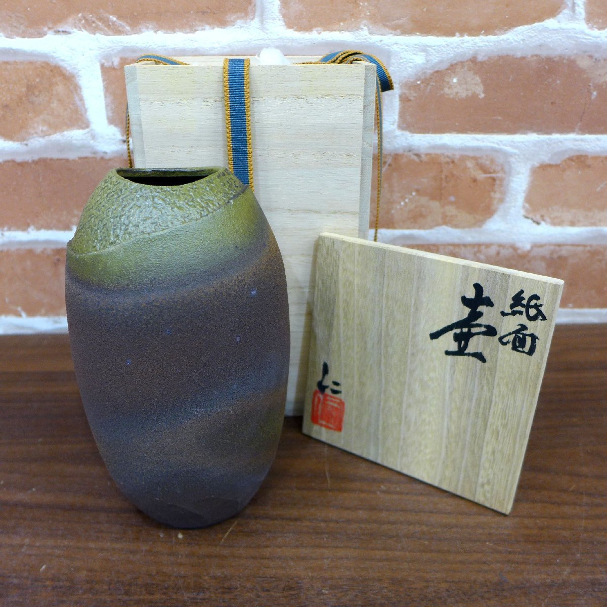 C314T 未使用品 常滑焼 谷川仁 紙面 壺 花瓶 花器 高さ約18cm 陶器 共箱_画像1