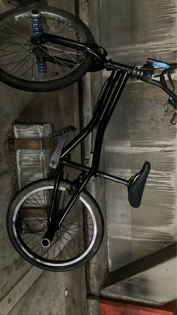 ブレーキ付きのBMXです。部品も付けたまま配送します。早い者勝ちで最大35000円まで値下げ考えてます