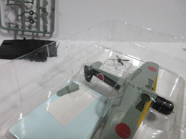 1/144　if イフ　艦上攻撃機　天山　第201海軍飛行隊　カフェレオ　ウォーバードデスクコレクション_水平尾翼、外れただけで中に入っています