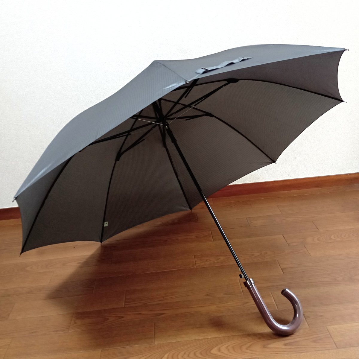 【bou258】新品　Borsalino　ボルサリーノ　メンズ長傘　ジャンプ傘　傘袋付き　雨傘　グレー×ブラック黒ピンストライプ　定価10,450円_画像3