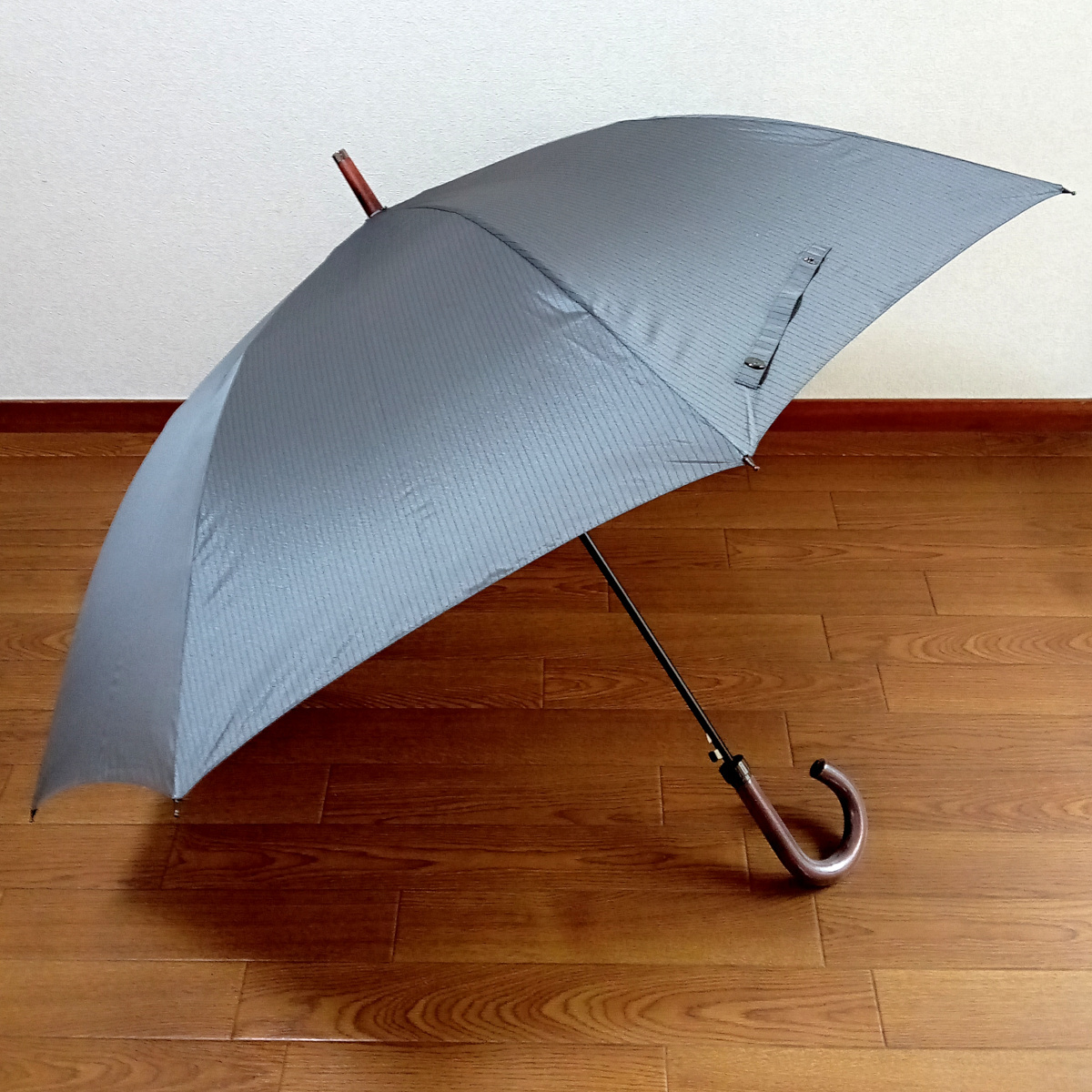【bou258】新品　Borsalino　ボルサリーノ　メンズ長傘　ジャンプ傘　傘袋付き　雨傘　グレー×ブラック黒ピンストライプ　定価10,450円_画像2