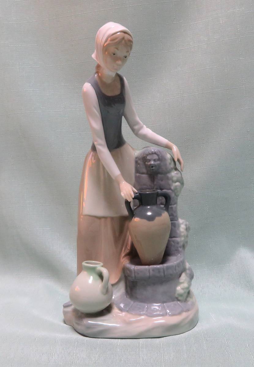 Wし1701●LLADRO　リヤドロ　少女　女性　水汲み　陶器人形　置物●_画像1