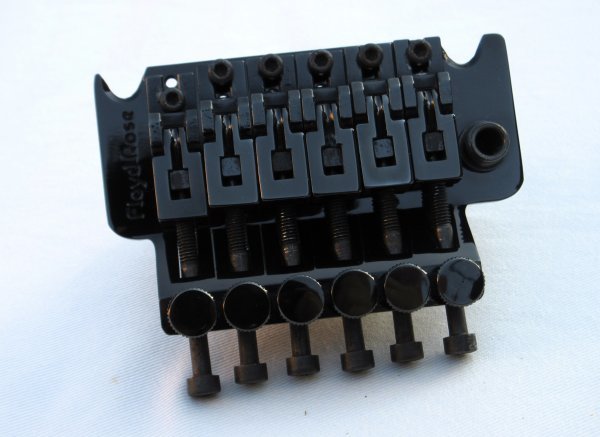 Floyd Rose　フロイドローズ MADE IN GERMANY　32mmブロック　黒　程度良し　1998年製EDWARDS E-CL-90_塗装にも艶があって綺麗です。