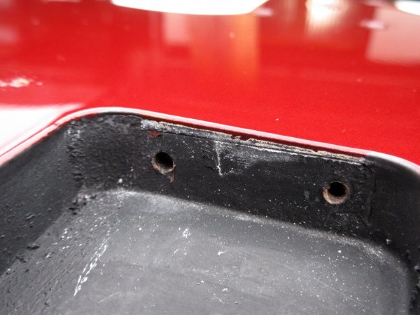 Squier　スクワイヤー　ストラトボディ　メタリックレッド　上物　2011年製Squier vintage modified stratocaster SSS_わかりにくいですが左側にビス残あり