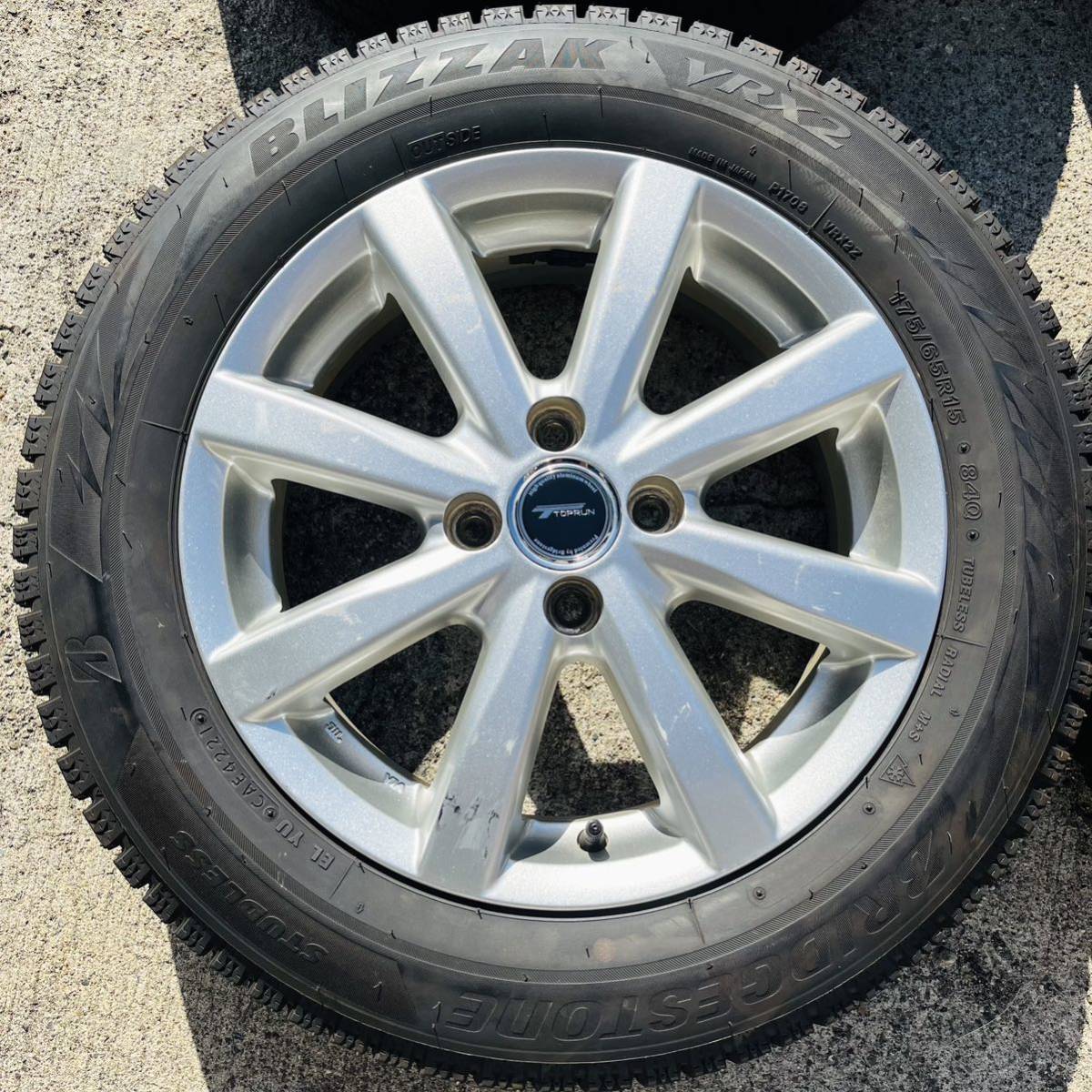 175/65R15 スタッドレスタイヤ アルミホイールセット 15インチ 5.5J PCD100 4穴 トヨタ ヴィッツに装着 VRX2 良品 ブリヂストン ブリザック_画像2