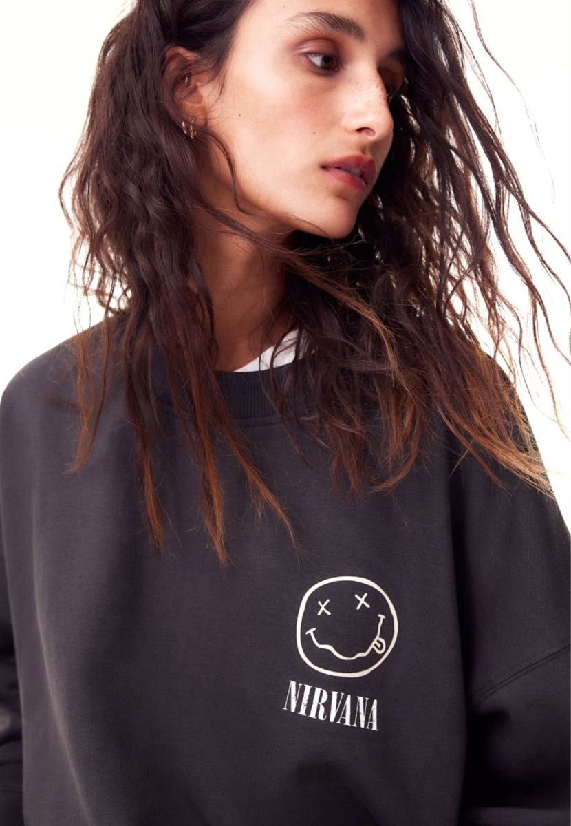 新品 H&M × ニルヴァーナ NIRVANA ニコちゃんロゴ スウェット L 新品 H&M × ニルヴァーナ NIRVANA ニコちゃんロゴ スウェット L