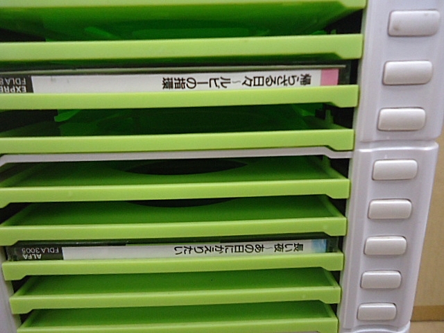 美品 ボタンプッシュ式 回転 CD収納 20枚 タワー CD収納ラック CDタワーの画像3