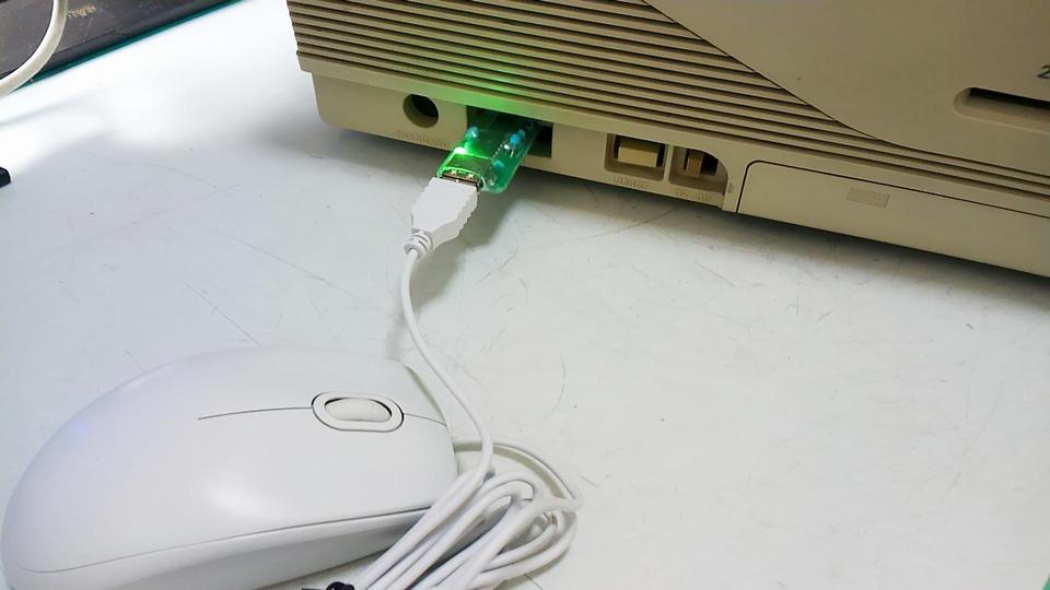 USBマウスをPC-98に接続するPC-9801/9821用バスマウス変換器　カーソル移動速度の変更もできる。_PC98のマウスコネクタに差し込みます。