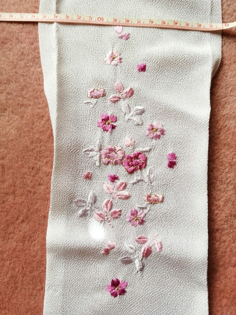 新品未使用　刺繍半衿　白地　ピンク系刺繍　和装小物 振袖 袴 匿名配送