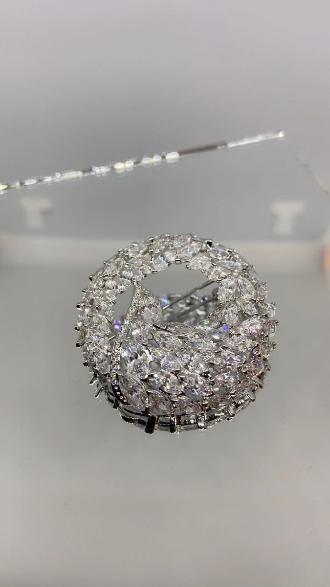 SWAROVSKI・スワロフスキー・正規品・ブローチ　　　　刻印・箱有り・石抜け無し・未使用