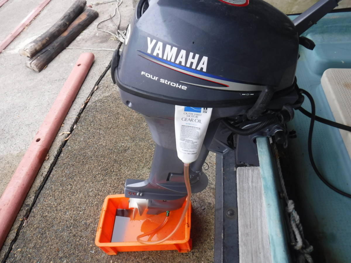 YKO ヤマハ・スズキ・ホンダ・トーハツ船外機用　ギアオイル交換『かえる君』『専用給油ノズル』　　F026_作業中のイメージです。