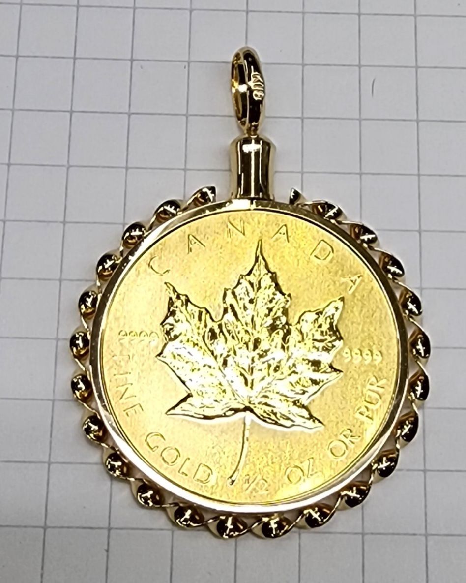 美品メープルリーフ金貨、24金コイン2分の1オンス（18.3g）
